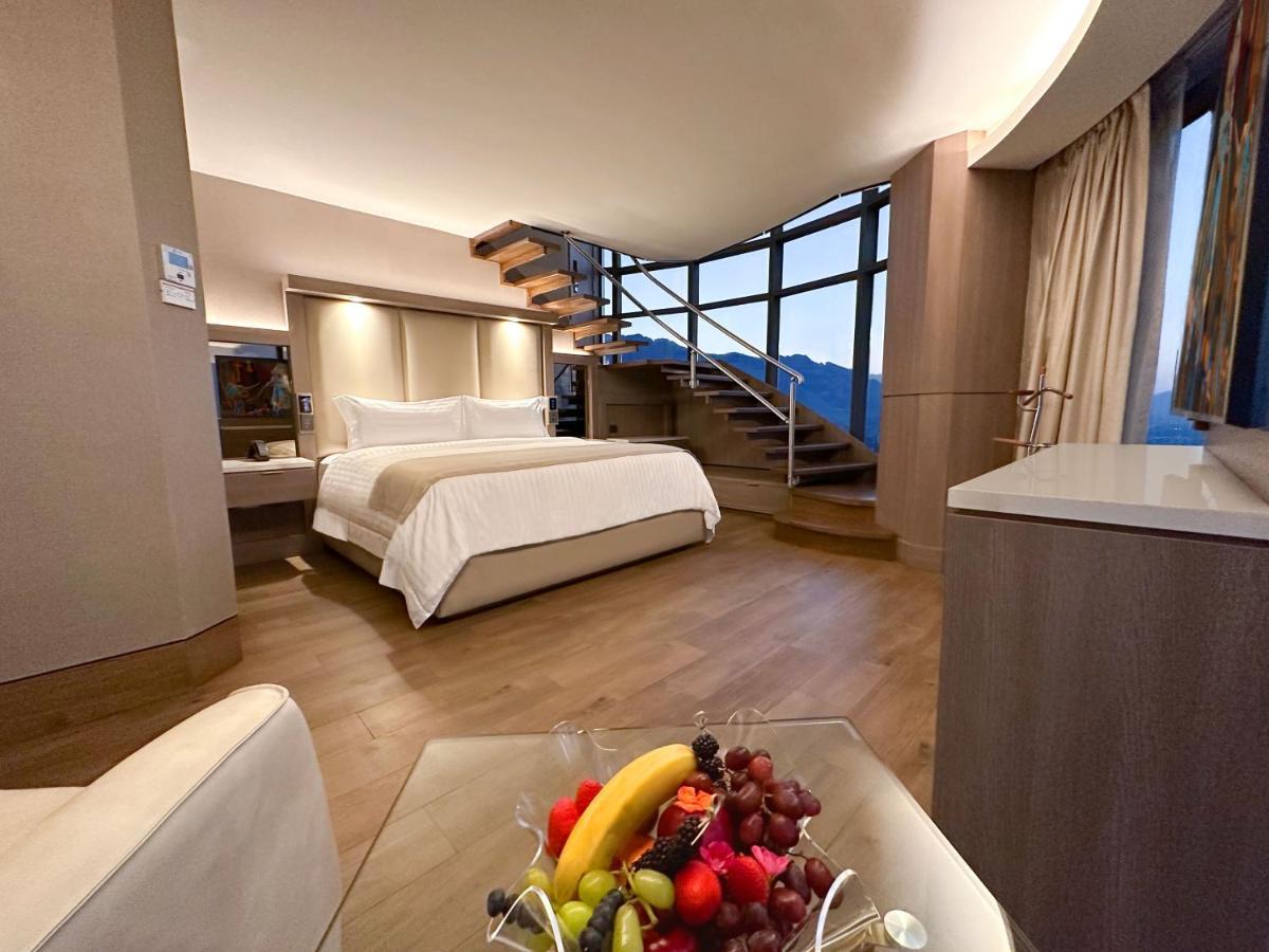 Safi Royal Luxury Metropolitan Hotel San Pedro Garza Garcia Ngoại thất bức ảnh A suite at the hotel