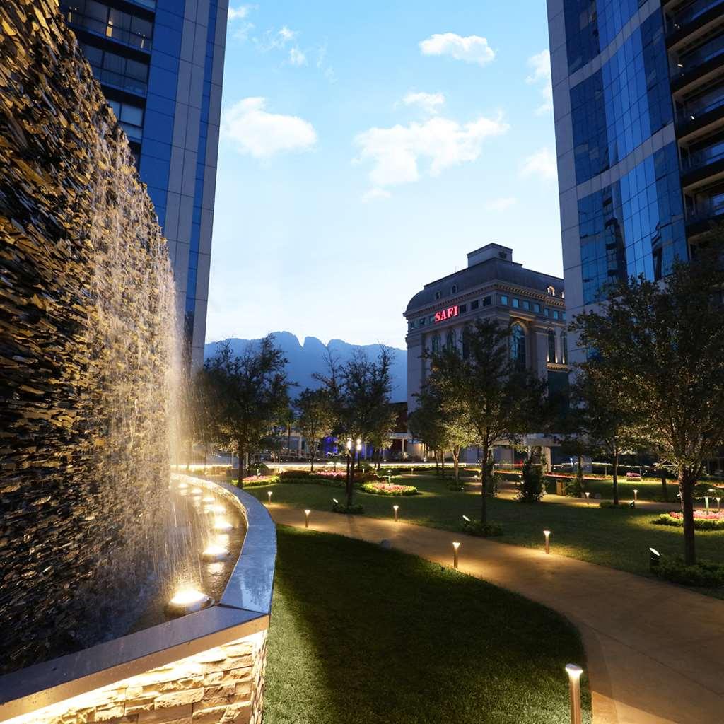 Safi Royal Luxury Metropolitan Hotel San Pedro Garza Garcia Tiện nghi bức ảnh The park at the heart of the complex