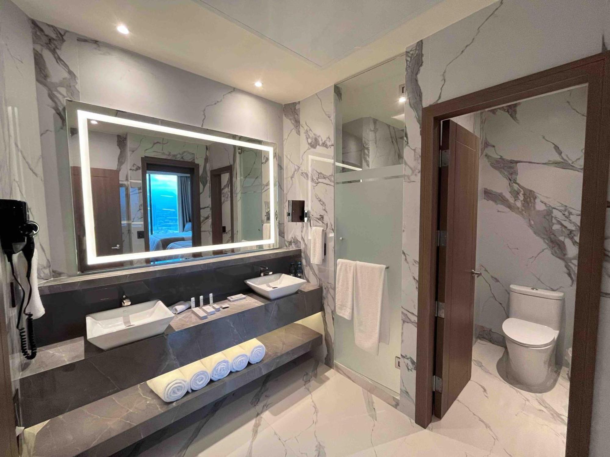 Safi Royal Luxury Metropolitan Hotel San Pedro Garza Garcia Ngoại thất bức ảnh Bathroom