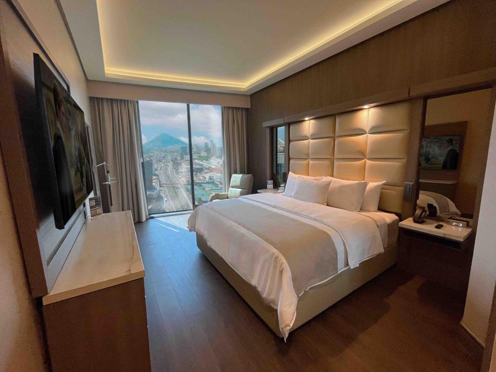 Safi Royal Luxury Metropolitan Hotel San Pedro Garza Garcia Ngoại thất bức ảnh A bedroom at the hotel